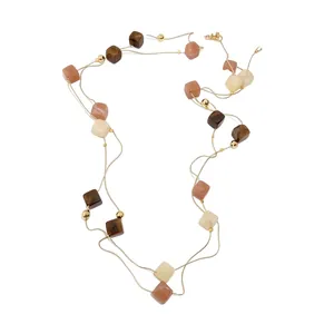 Collana boho a doppio strato con perle quadrate in resina colorata e tocchi dorati