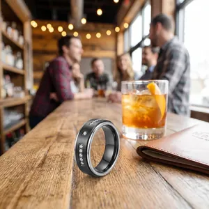 Vue détaillée de la bague en acier inoxydable noir avec zircons sur un bar en bois