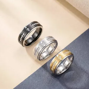 Vue détaillée de trois bagues en acier inoxydable avec CZ en noir, argent et or
