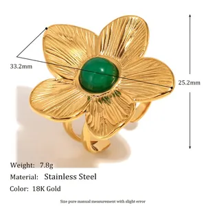 Detalle del anillo de flor con piedra verde, acero inoxidable y chapado en oro de 18K