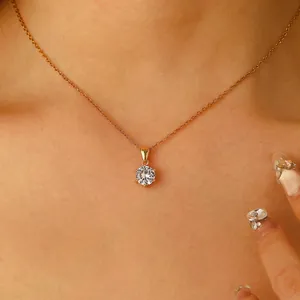 Élégante chaîne de clavicule dorée avec un pendentif solitaire rond en zircone