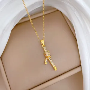 Detail van een knoop hanger ketting van titanium staal met micro-pave zirkonia's
