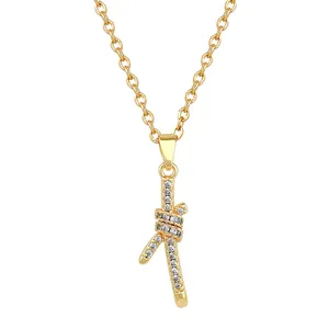 Macro view van een gouden titanium stalen ketting met een knoop hanger met zirkonia steentjes