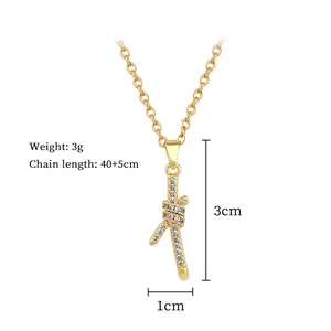 Gedetailleerd overzicht van de gouden knoop hanger ketting met de exacte afmetingen.