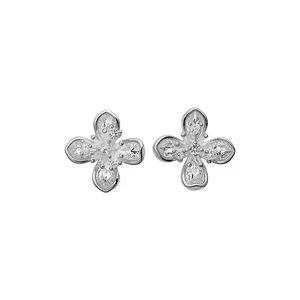 Elegantes pendientes de flores de plata con brillantes cristales de circonita