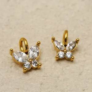 Détail de pendentifs papillon délicats en acier inoxydable doré 14K avec zircons blancs
