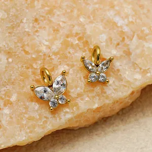Paire de pendentifs papillon en plaqué or 14K avec zircons sur un support en pierre