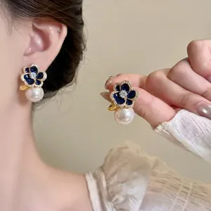 Boucles d'Oreilles Clous Camélia Noir Vintage Plaqué Or Alliage Zirconia Perle Artificielle Pendantes Bijoux pour Femmes