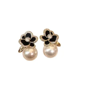 Élégantes boucles d'oreilles camélia noir avec bordure en zircon et perles blanches pendantes
