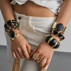 Bracelets épais en acrylique et bagues en or gravées pour un style rétro gothique unique