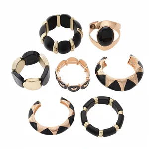 Lot de sept bracelets vintage en acrylique noir et or au style moderne et audacieux
