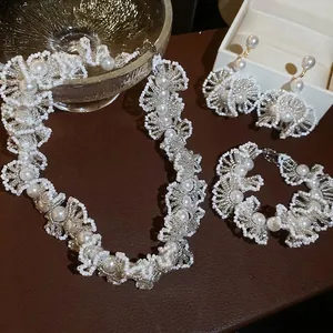 Parure collier bracelet boucles d'oreilles en perles blanches et cristal style français