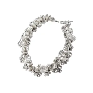 Collier élégant de style français avec perles et dentelle florale en finition argent.