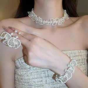 Gros plan d'un ensemble de bijoux en dentelle de perles et de perles de cristal