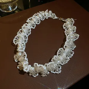 Vue détaillée d'un collier de style français en perles et cristal avec dentelle florale