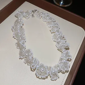 Vue détaillée d'un collier en dentelle de perles et cristaux français au design floral fin.