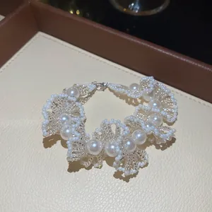 Vue détaillée d'un bracelet à volants en perles et cristaux de style français.
