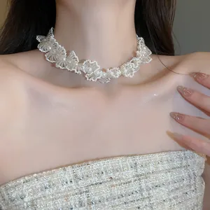 Gros plan d'un collier ras du cou en dentelle perlée de style français avec perles élégantes