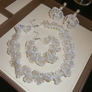 Gros plan d'un ensemble de bijoux en perles et cristal de style français de luxe