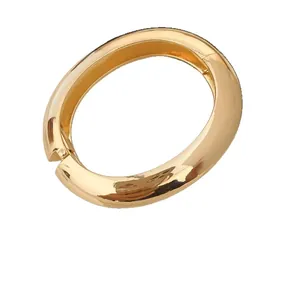 Minimalistische gouden onregelmatige open armband met hoogglans metalen afwerking