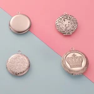Detailansicht von vier runden Medaillon-Anhängern aus 316L-Edelstahl mit verschiedenen Designs.