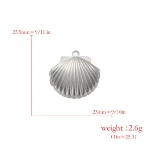 Detailansicht eines silbernen muschelförmigen Fotomedaillons aus Edelstahl mit Maßen