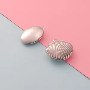 Detailansicht von ovalen und muschelförmigen Medaillon-Anhängern aus Edelstahl in Roségold