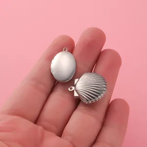 Detailansicht von muschelförmigen und ovalen Medaillon-Anhängern aus 316L-Edelstahl