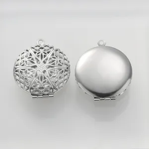 Detaillierte Ansicht des öffenbaren Medaillons aus 316L Edelstahl mit feinem Blumenmuster