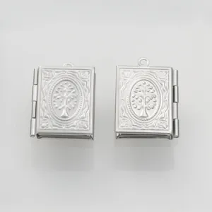 Detailansicht eines silbernen 316L Edelstahl Buch-Medaillons mit Lebensbaum-Design