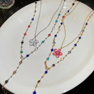 Elegante collana a doppio strato con perle di cristallo colorate e ciondolo a fiore