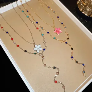 Elegante collana a Y con perline di cristallo colorate e ciondolo a fiore smaltato.