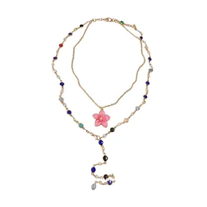 Collana doppia a strati dorata con fiore in smalto rosa e perle di cristallo colorate