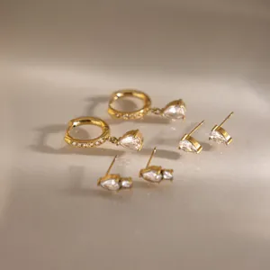 Vue détaillée de boucles d'oreilles en acier doré 18K avec zircons cubiques en poire