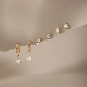 Élégante parure de boucles d'oreilles en acier doré 18K avec zircones en forme de poire