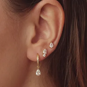 Vue détaillée de boucles d'oreilles dorées avec zircon en forme de goutte d'eau