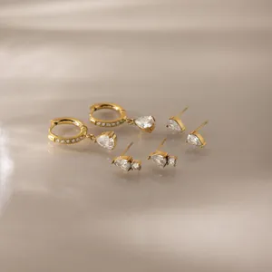 Gros plan de boucles d'oreilles en acier inoxydable plaqué or 18 carats avec zircons