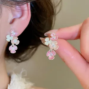 Sierlijke roze en witte emaille bloemenoorbellen met strassteentjes voor een zoete look