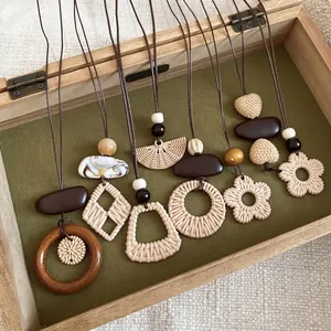Boho handgewebte lange Halskette mit Fächer- und Blumenanhängern in der Vintage-Holzkiste