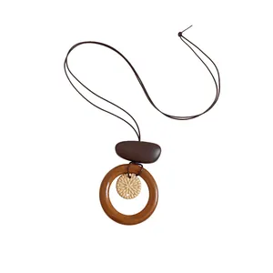 Lange böhmische Vintage-Halskette mit einem Holzring und fächerförmigem Blumenanhänger
