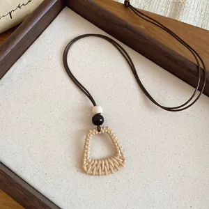 Exquisite lange Halskette im Boho-Stil mit gewebtem Fächeranhänger und zwei Perlen