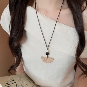 Boho-Halskette mit gewebtem Fächeranhänger und Perlen an einem Model in Weißer
