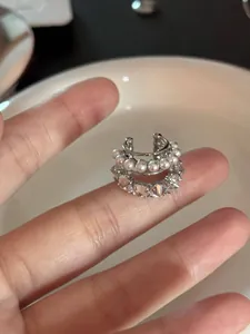 Gros plan détaillé d'un earcuff multicouche avec perles et oxydes de zirconium