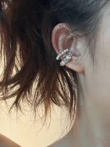 Gros plan détaillé d'un luxueux protège-oreille multicouche avec perles et zircons