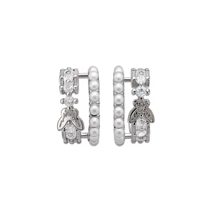 Elegante silberne Schmetterlingsohrringe mit weißen Perlen und funkelnden Zirkonias