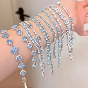 Pulseras de plata brillantes con circonitas azules y flores para un dulce look estético.