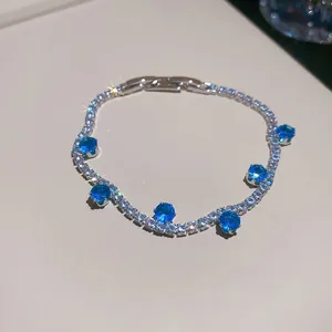 Elegante pulsera de circón aguamarina con cadena de plata y brillantes piedras azules.