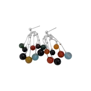 Orecchini pendenti con nappe in argento e perle tonde in agata naturale di vari colori vivaci.