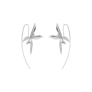 Elegantes pendientes de flor de metal plateado con diseño minimalista de cinta