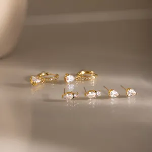 Boucles d'oreilles minimalistes en acier inoxydable plaqué or 18 carats et zircon
